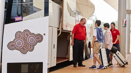 エアーズロックリゾート→アリススプリングス　混載片道送迎車手配